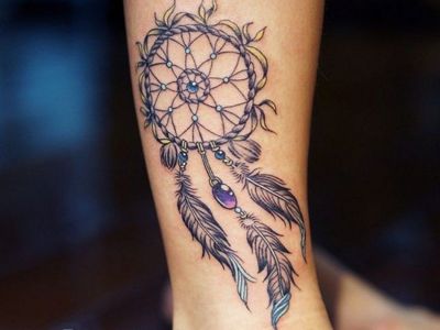  Tatouage attrape rêve avec des petits gems bleu et violets